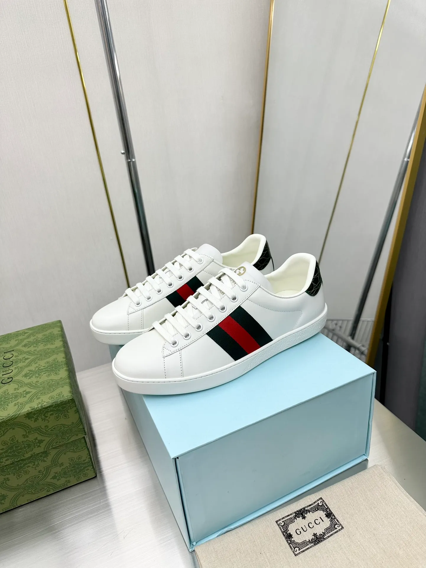 👟👟Ex-factory price 540👟👟 Men's size +10 Top version: Gucci G family classic Ace series Embroidery Little Bee White Shoes Couple Style Ribbon Love Casual Sports Shoes Sneakers Original Purchase Development Production This brand's classic low-top sports shoes interweave golden embroidered bees with red and green webbing. The bee is a classic element of the brand. It appeared in the Gucci ready-to-wear series in the 1970s. Exquisite packaging at the delivery counter🛍📦 ▪️Fabrics: Original custom imported first-layer cowhide ▪️Foots: Original custom cowhide lining ▪️Sole: Original open-molded rubber non-slip material ▪️Sole thickness: 2.5CM ▪️Size: Women's 34-41 (customized 34/41) ▪️Size: Men's 38-46 (38/46 customized)